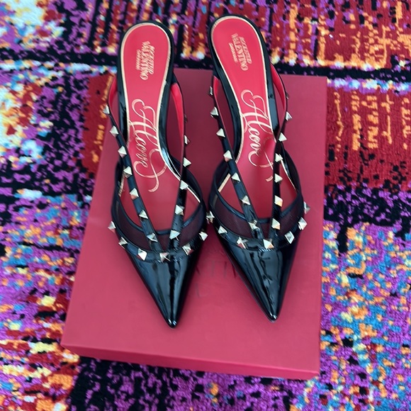 Valentino Garavani, never worn. Trademark spiked mule, black patten leather. - Picture 3 of 9